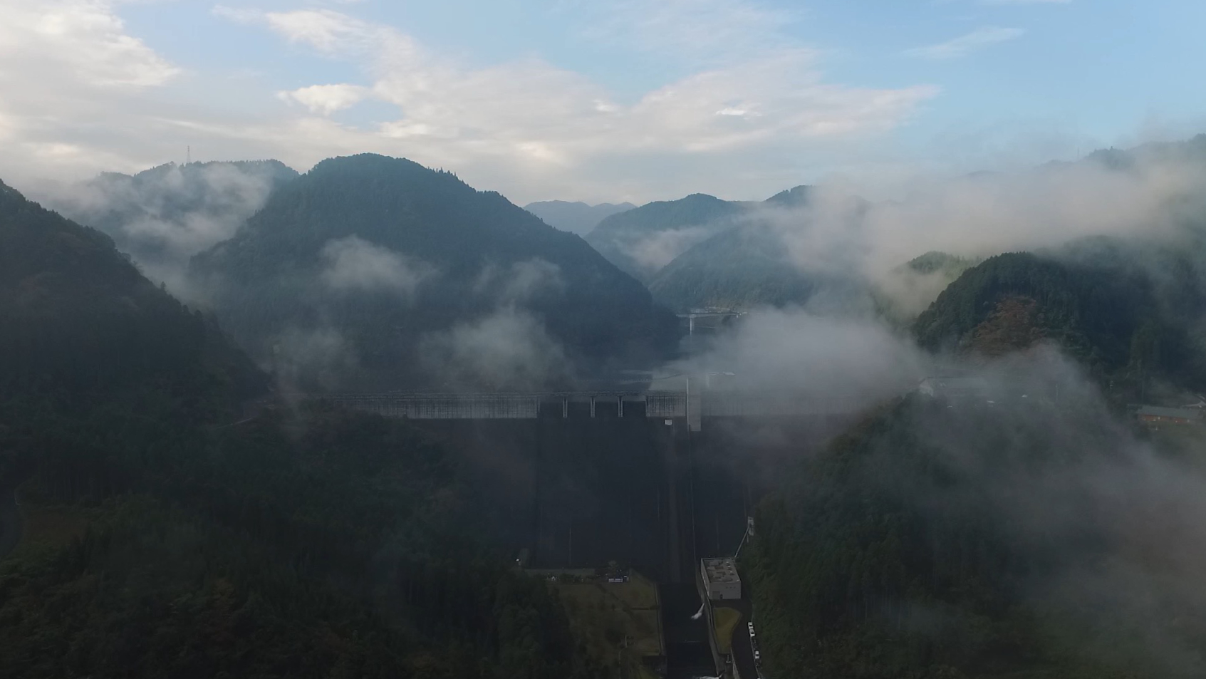 霧の中の大山ダム